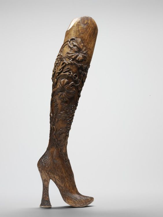 پاهای چوبی طراحی شده برای ایمی مولینز توسط الکساندر مک کویین