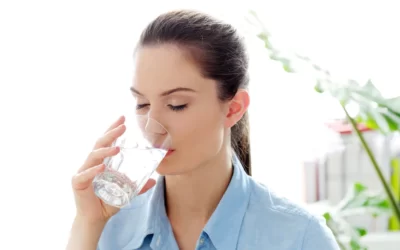 10 فایده نوشیدن آب کافی برای بدن