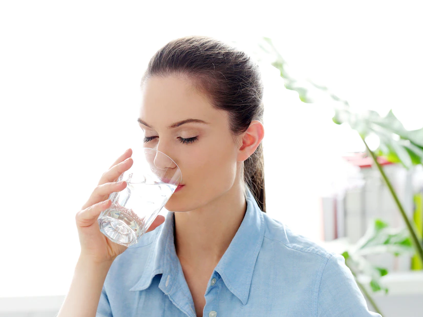 10 فایده نوشیدن آب کافی برای بدن