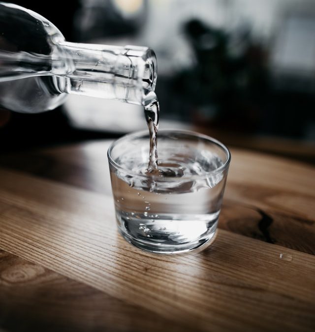 10 فایده ی نوشیدن آب کافی برای بدن