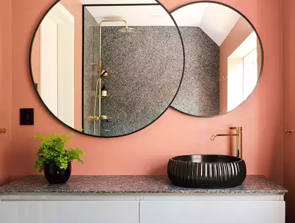 ایده برای حمام کوچک  از آینه برای باز کردن فضا استفاده کنید