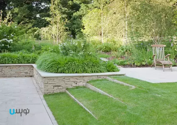 یک باغ شیب دار را با پله های چمن کار کنید