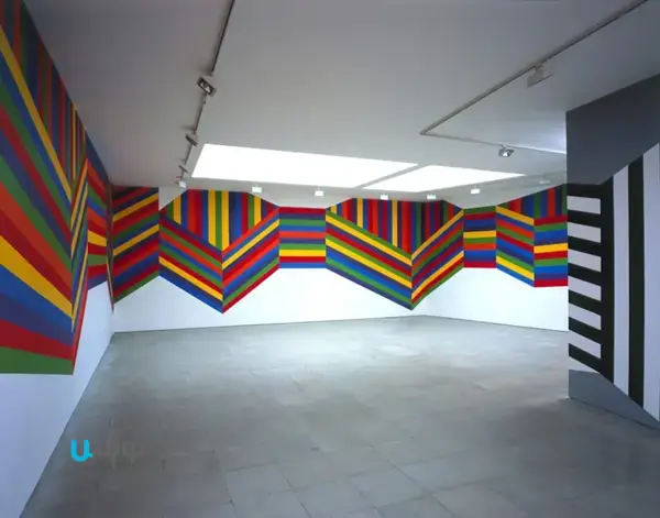 Sol LeWitt – طراحی دیواری شماره 1138: فرم‌های متشکل از نوارهای رنگی، 2004، رنگ اکریلیک، گالری لیسون، لندن